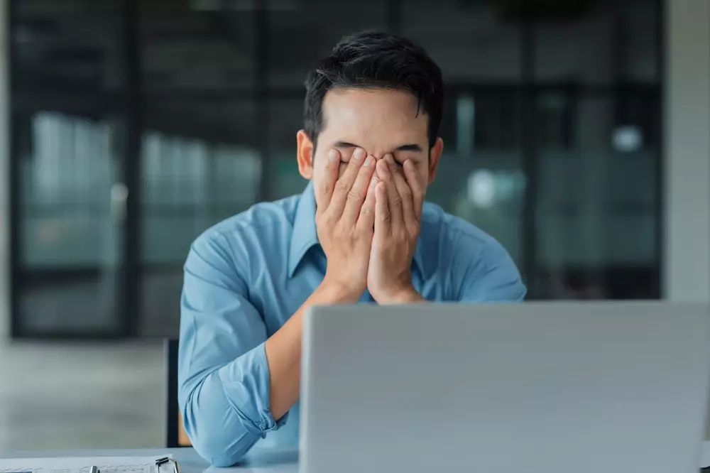 Un programator de 32 de ani din China a murit din cauza muncii excesive. I s-au atribuit sarcini chiar și după deces